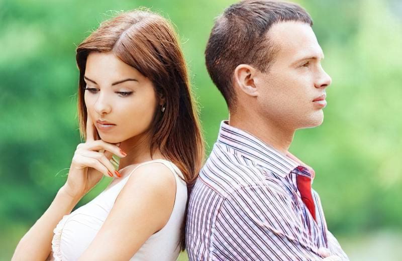 cholovik namagayetsya vas kontrolyuvaty