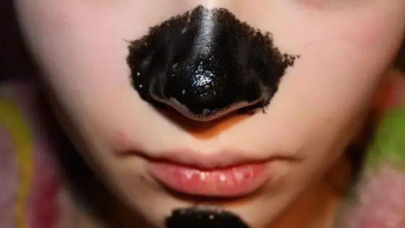Маски з активованим вугіллям для очищення шкіри обличчя
