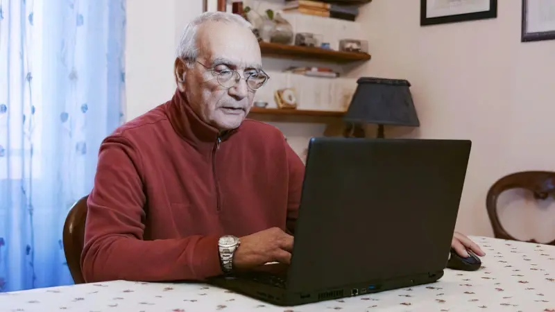 Пенсіонер біля комп'ютера
