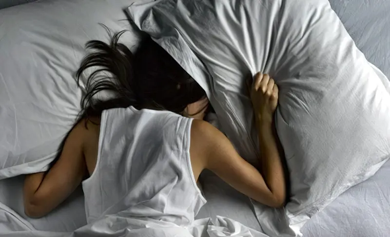 Звикайте спати на спині, а не ховатися в подушку