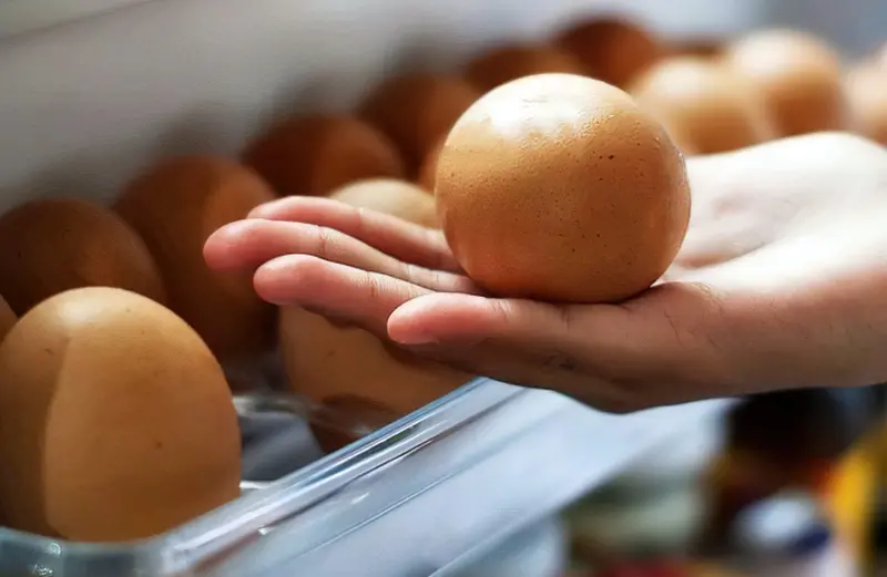 Якщо будете зберігати яйця в холодильнику деякий час, то відразу їх мити не рекомендується