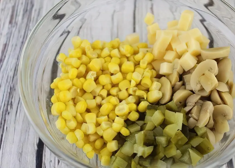 Фото приготування рецепта салат з маринованих печериць кукурудзи огірків і сиру
