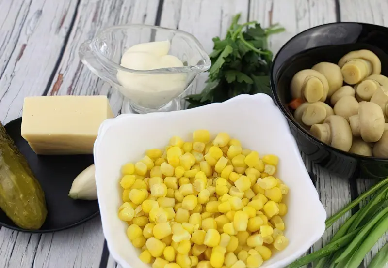 Фото приготування рецепта салат з маринованих печериць кукурудзи огірків і сиру