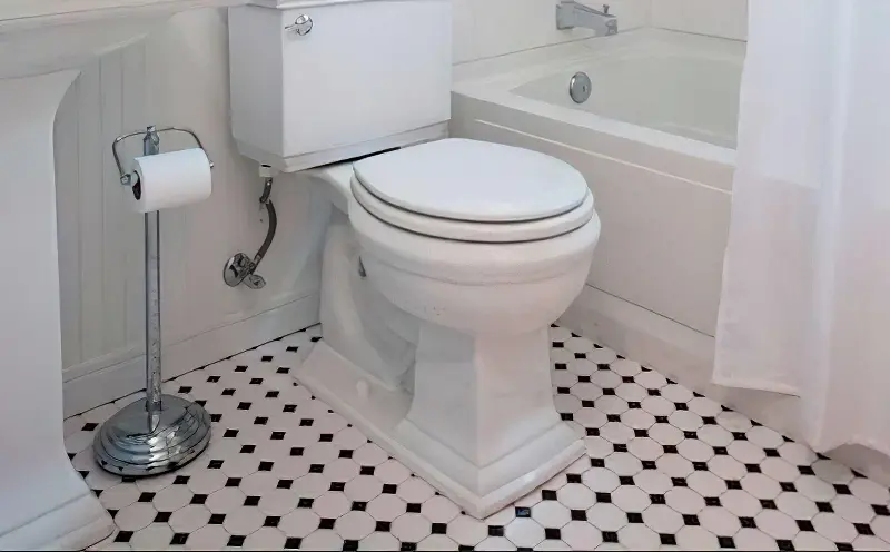 Контрастна плитка для підлоги у ванній