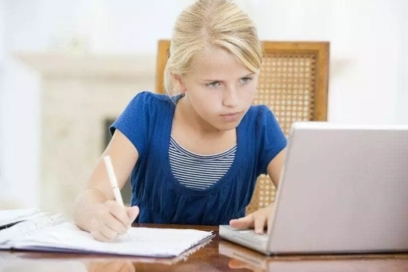 Дівчинка робить домашнє завдання